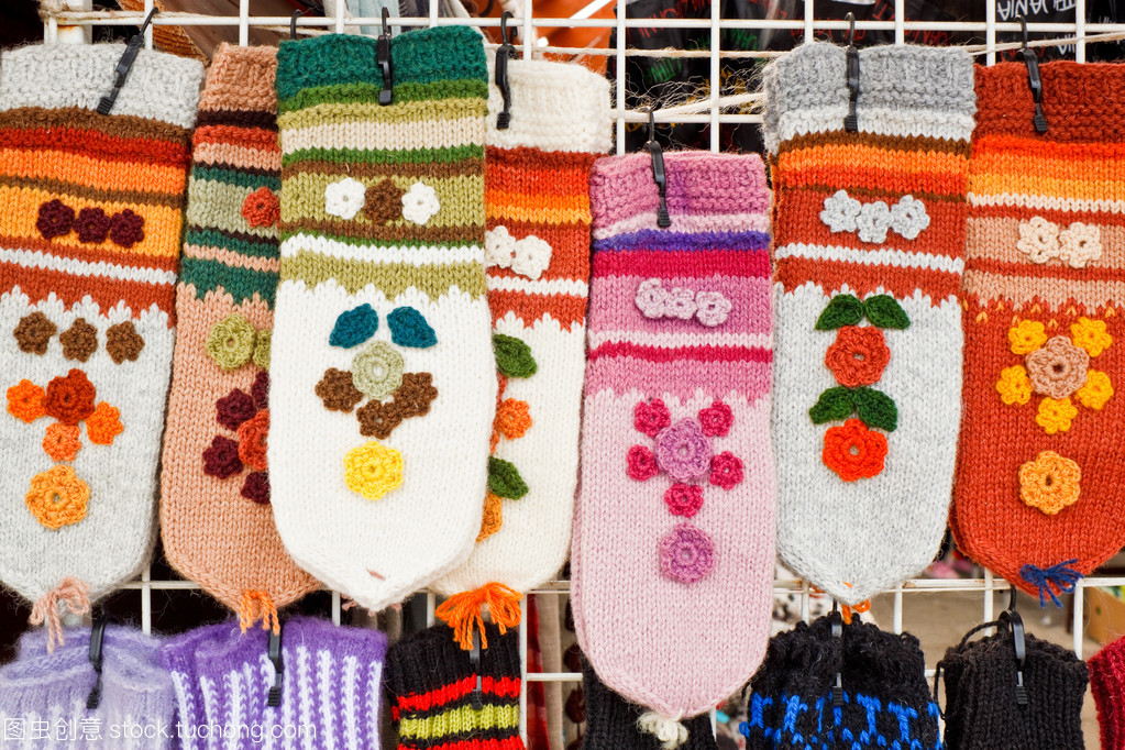 在展示销售多彩针织羊毛手套